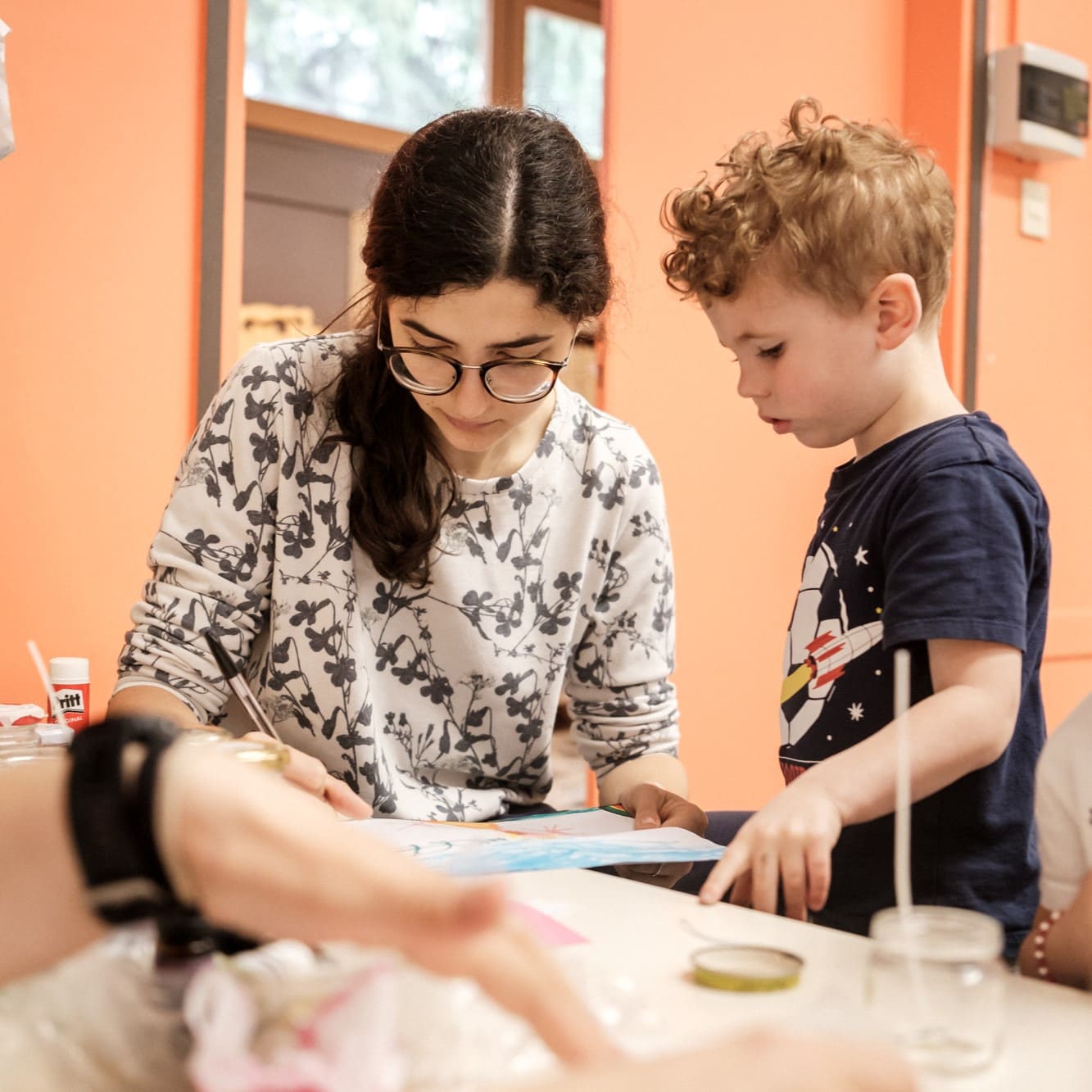 Maestra che scrive la verbalizzazione del bambino, scuola dell'infanzia minelli giovannini